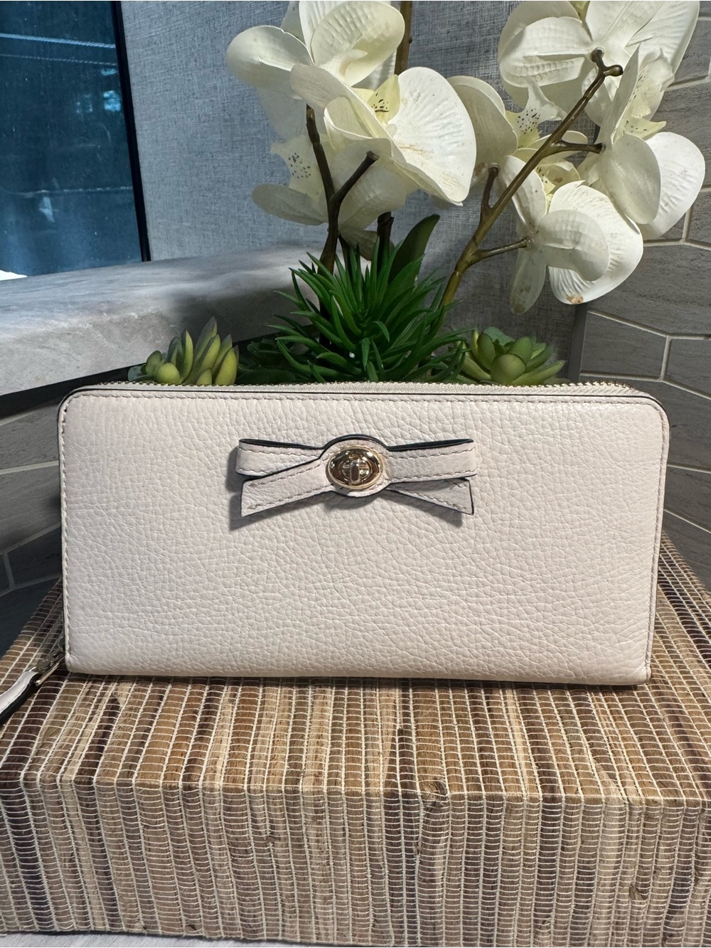 Like NEW Coach Zip-Around Accordion Wallet w/ Bow Turn-Lock Accent Fits Phone